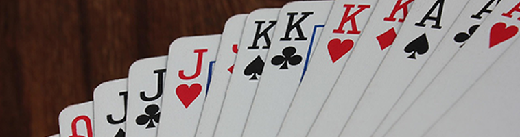 cartas de poker en abanico sobre mesa