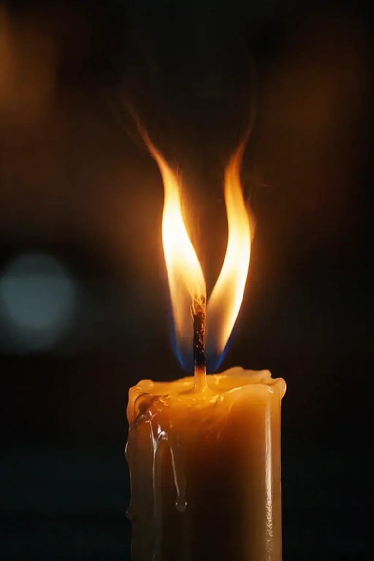 vela encendida con llama dividida en dos
