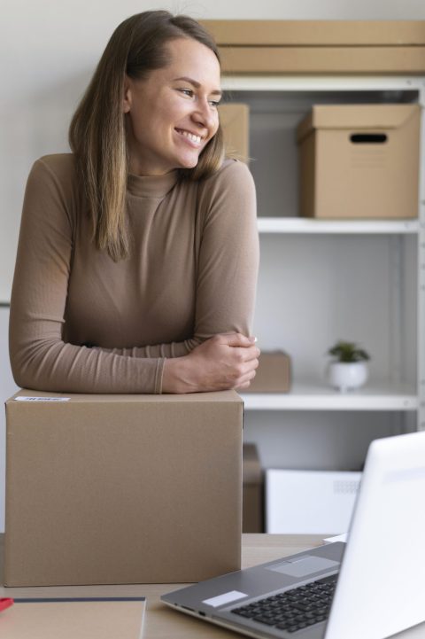 mujer-sonriente-de-tiro-medio-en-el-interior